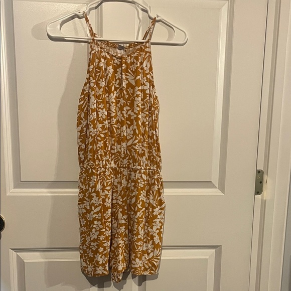 Old Navy Pants - Old Navy floral shorts romper - Size Small